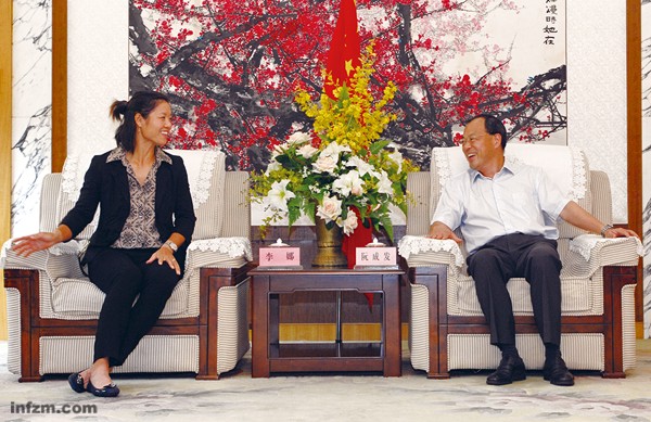 2011年7月9日，武汉市召开表彰大会授予李娜“功勋市民”称号，并奖励50万元人民币。图为武汉市市委书记阮成发与李娜亲切交谈。 （喻志勇/CFP/图）