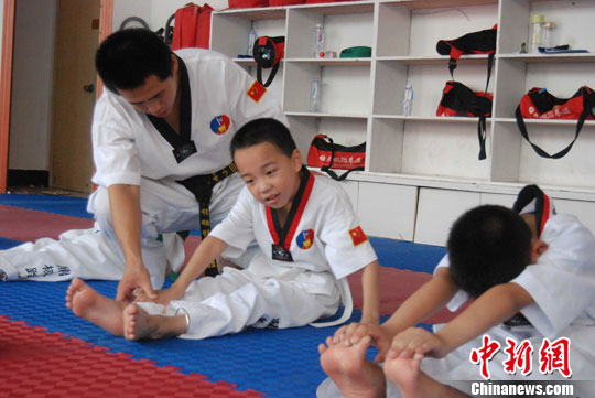 图为孩子们在练习跆拳道.李松 摄