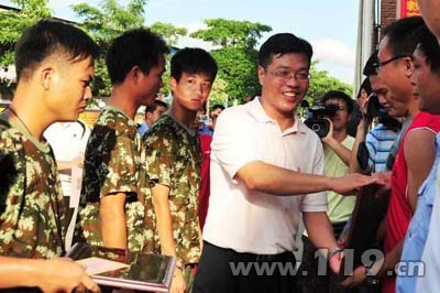 中山义务消防队同台比武 17支队伍切磋灭火技