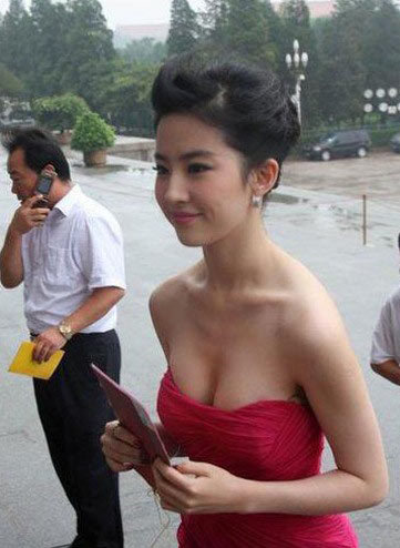 性感露胸的刘亦菲