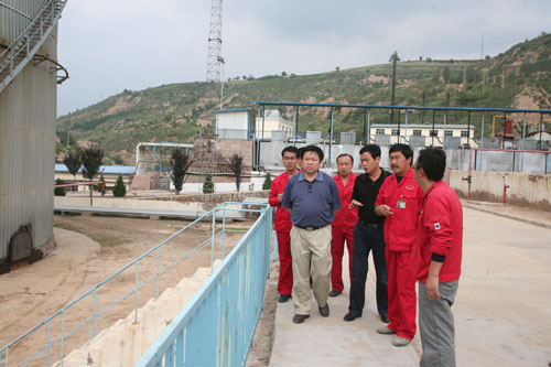 西区采油厂厂长李俊友到集输站了解输油情况