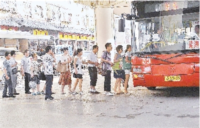 排队乘车文明有序(图)