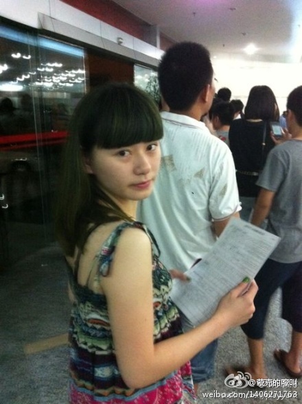 温州"最美女孩"排队献血走红微博(图)