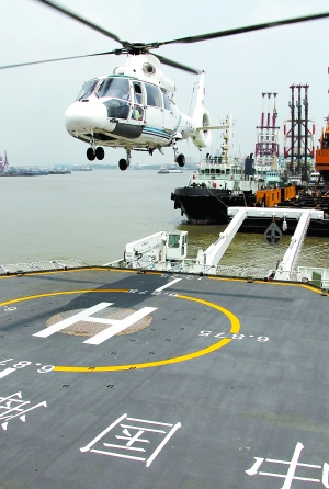 7月23日,一架直升机正从"中国海监50"船甲板上起飞.