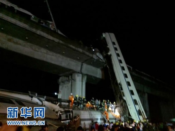 浙江温州动车车厢脱轨事故已造成32人
