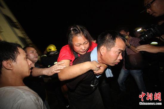 温州列车脱轨事故:全城紧急救援 夜如白昼暖人