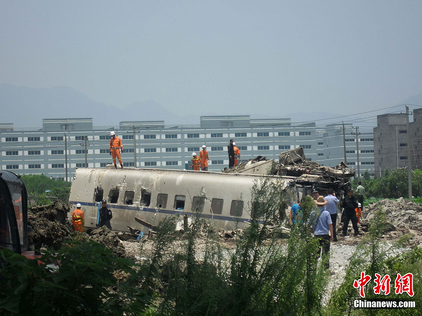 列车温州追尾脱轨造成240余人伤亡(组图)