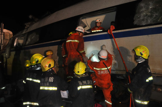组图:7·23温州列车脱轨事故现场救援