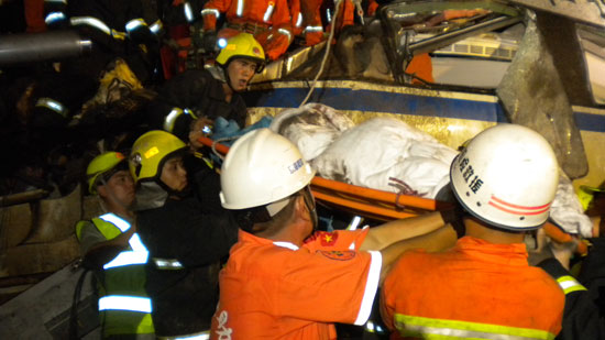 组图:7·23温州列车脱轨事故现场救援