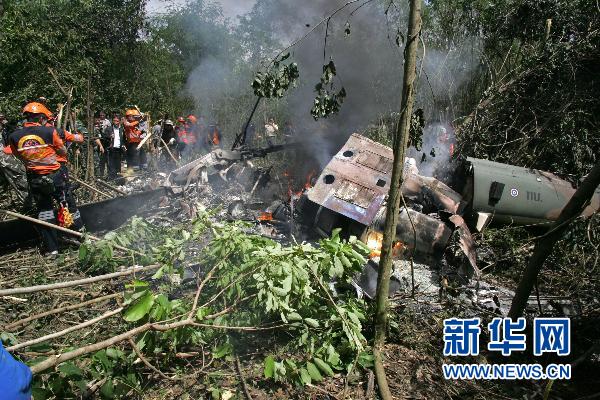 7月24日,在泰国首都曼谷以西的碧武里府,救援人员在空难现场搜救.