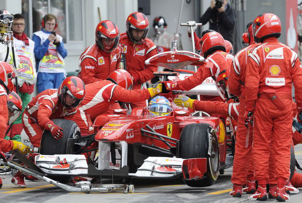 图文:2011年f1德国大奖赛 阿隆索进站-搜狐赛车