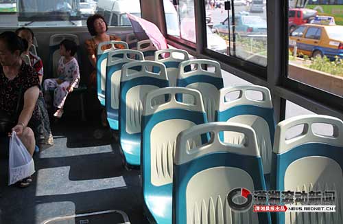 长沙146公交车上,太阳暴晒的一排座椅都是空着的,没有乘客想坐.