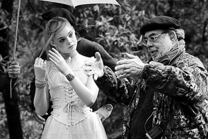 科波拉（右）在给艾丽·范宁说戏，后者饰演闯入男主角梦乡的鬼魂。
