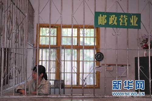 7月20日,罗细英在陈坊乡邮政所。