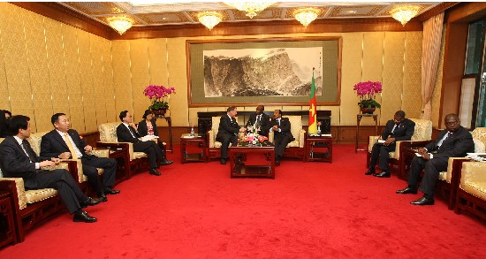 喀麦隆总统访华期间会见四川汉龙集团董事长刘