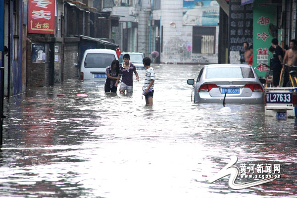 实拍山西侯马遭暴风雨 积水成灾(高清组图)