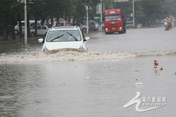 实拍山西侯马遭暴风雨 积水成灾(高清组图)