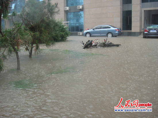 河北燕郊遭强暴雨袭击 街道积水严重(组图)