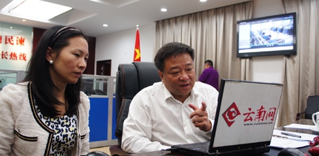 昆明市副市长王道兴接听市长热线解答民生问题(组图)