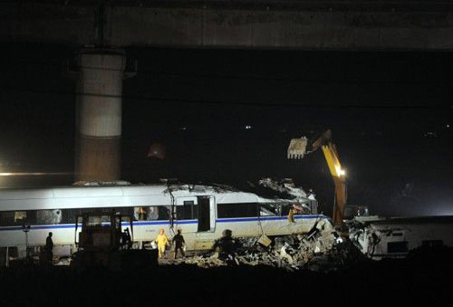 7月25日，挖掘机正在对事故列车车厢进行拆解。新华社记者 徐昱 摄