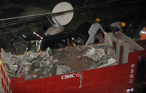 7月25日，第一辆满载的运输车驶离现场。新华社记者 徐昱 摄