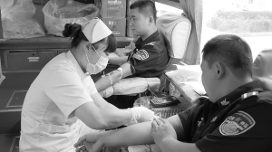 7月24日上午，石家庄市保安服务公司押运分公司45名干部员工围在省红十字血液中心的献血车周围，组织了一场无偿献血活动，总计献血10400ml。梅艳菲 摄