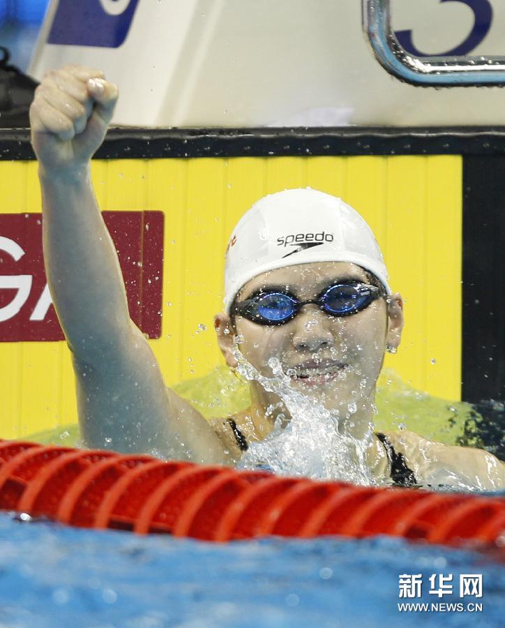 7月25日，叶诗文在颁奖仪式上。当日，在第14届国际泳联世界锦标赛女子200米混合泳决赛中，中国选手叶诗文以2分08秒90的成绩夺得冠军。新华社记者任珑摄