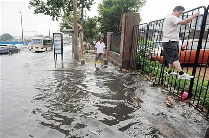 青岛昨瞬时降雨达到暴雨 海雾弥漫到四方(图)