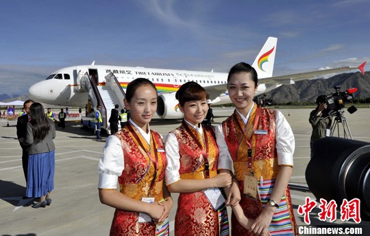 西藏航空公司成立暨首航仪式在拉萨贡嘎机场