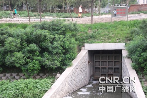 京一"观赏河道"常年污染 屡治无效居民夜不能眠(组图)