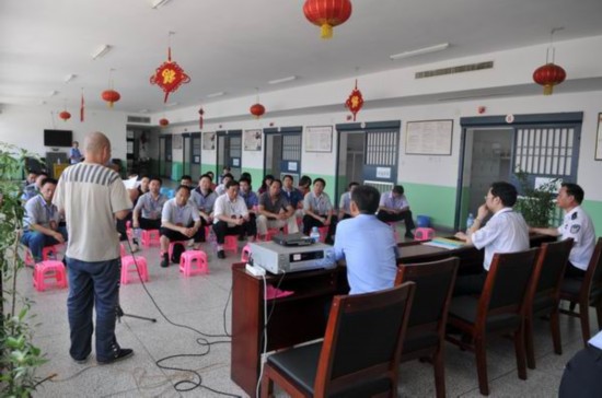 神农架林区领导到襄南监狱接受警示教育(图)