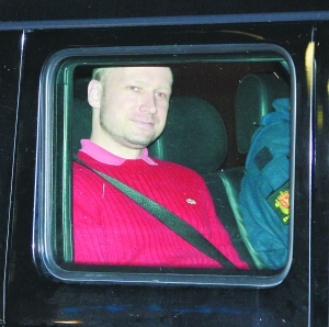 7月25日，挪威恐怖袭击事件凶手布雷维克当日在奥斯陆法院首次出庭受审后从地下停车场离开。