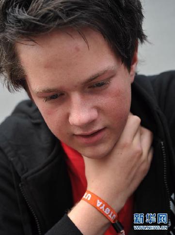 7月26日，在挪威奥斯陆大教堂旁，于特岛枪击案幸存者、16岁少年松雷·尼尔森仍带着于特岛夏令营的手环，他回忆起一个朋友颈部中弹，自己用手帮助止血的情景。新华社记者王庆钦摄