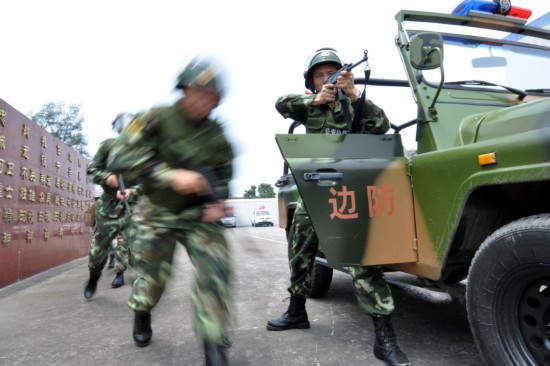 驻全国各地武警精锐部队冒高温练精兵(组图)