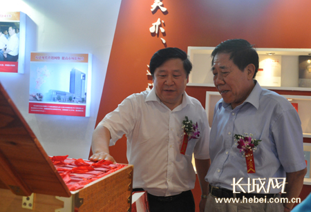 河北出版传媒集团公司董事长杜金卿在为来宾介绍展品 吕静然 摄