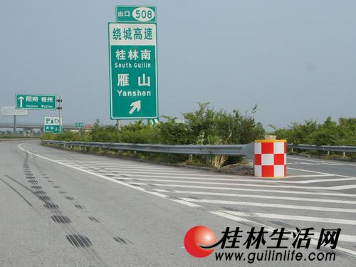 桂林绕城高速路口数块"迷魂"标志牌仍未换(图)