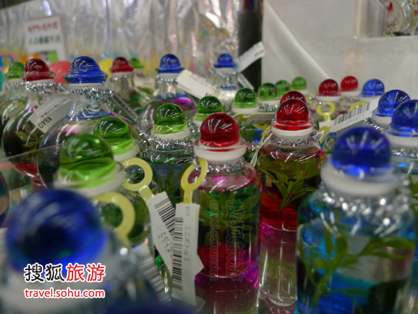 不光是花花草草,就连超市里的货品都是五颜六色的