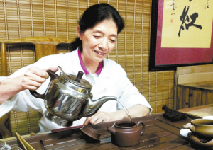 于紫砂中品岩茶的“岩韵花香”