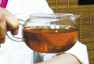 于紫砂中品岩茶的“岩韵花香”