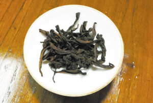 于紫砂中品岩茶的“岩韵花香”