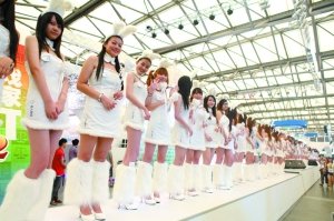 昨日第九届Chinajoy（中国国际数码互动娱乐展会）开展，Showgirl身着兔女郎服饰站在厂商展台前。