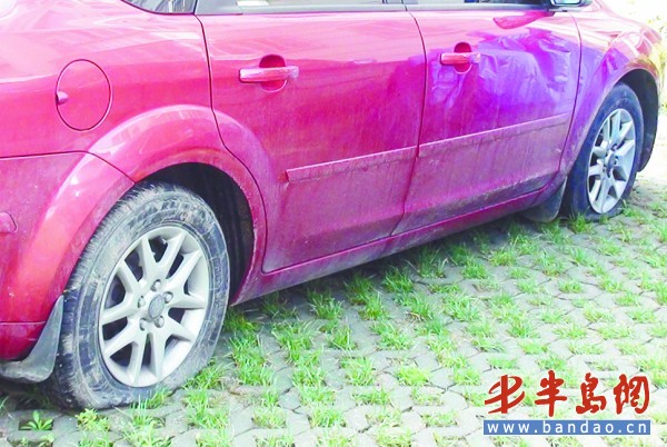 一辆车轮胎被扎破了.-石老人花园小区轿车被扎胎 车主怀疑物业所为高清图片