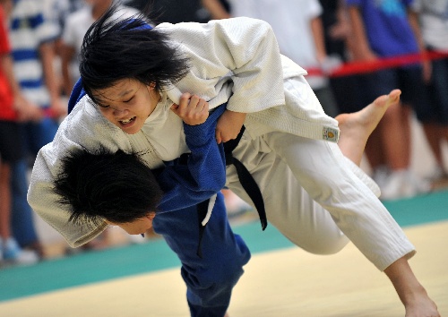 图文:首届全国中学生柔道锦标赛 女子也给力