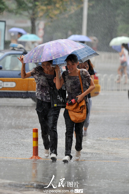 大雨中赶路的人们.