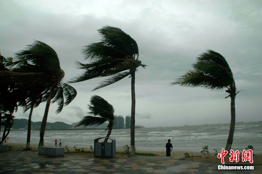 组图:强热带风暴洛坦将至 三亚狂风大作