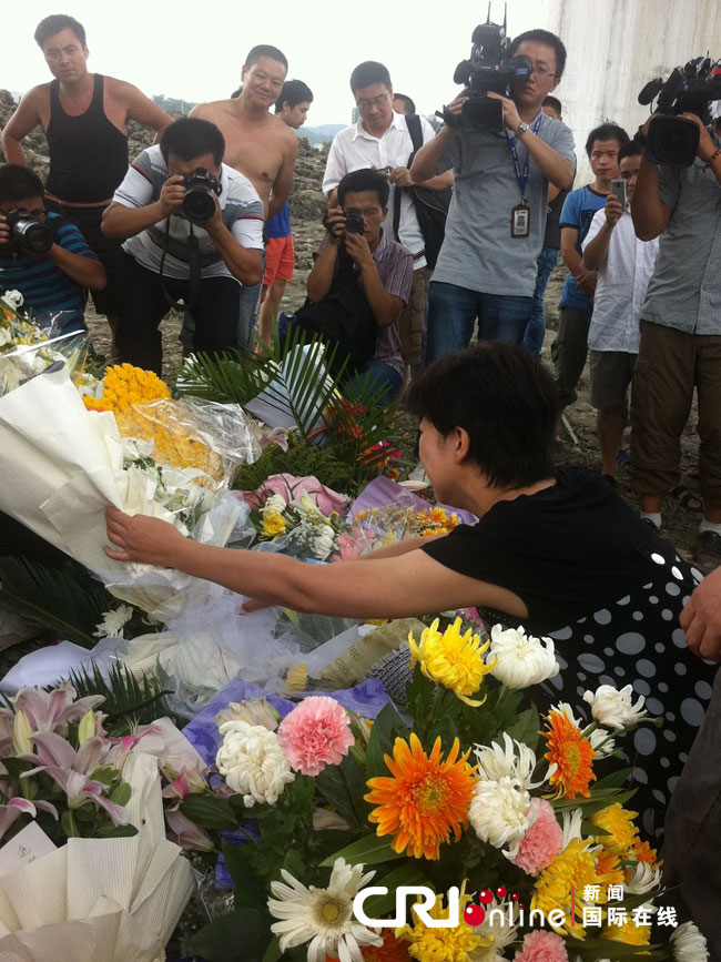 温州动车事故遇难者"头七" 家属事发地祭奠亲人(高清组图)