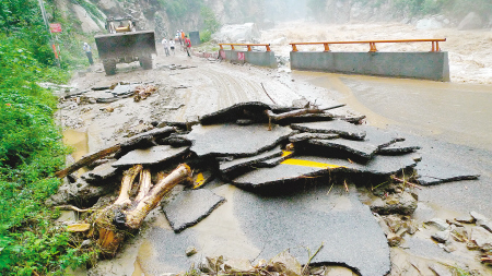 路政职工冒雨抢修被冲毁的公路.记者刘珂 实习生柴仅悳 摄