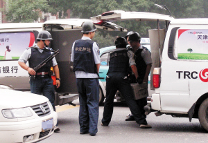 运钞车出交通意外 当街倒钞票(图)