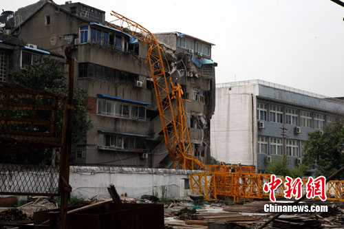 温州塔吊倒塌事故致两人受伤 原因仍在调查(图
