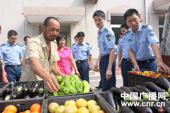 北京延庆蔬菜种植户给当地官兵送菜(图)
